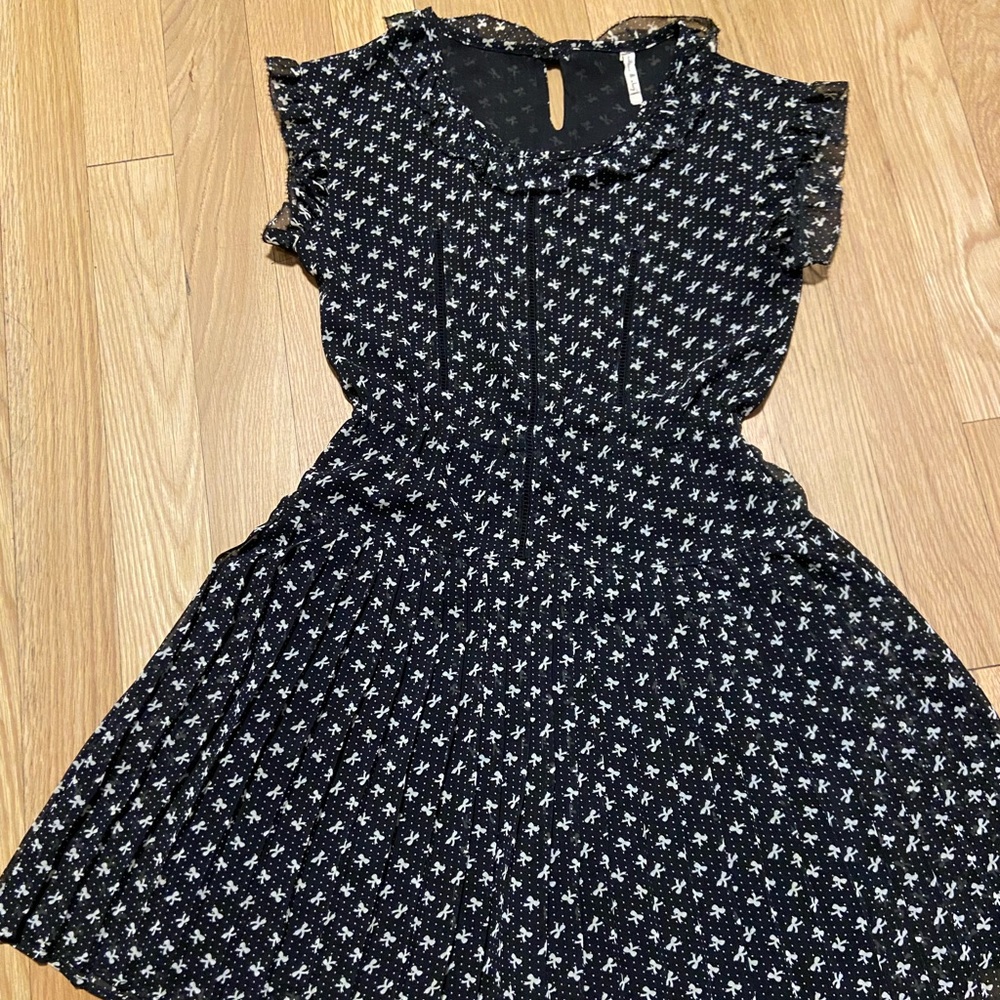 Black and white bows - pleated dress